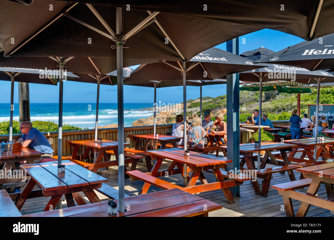 Lookout Deck Restaurant e il bar che si affaccia sulla spiaggia di Baia Plettenberg, Garden Route, Western Cape, Sud Africa Foto Stock