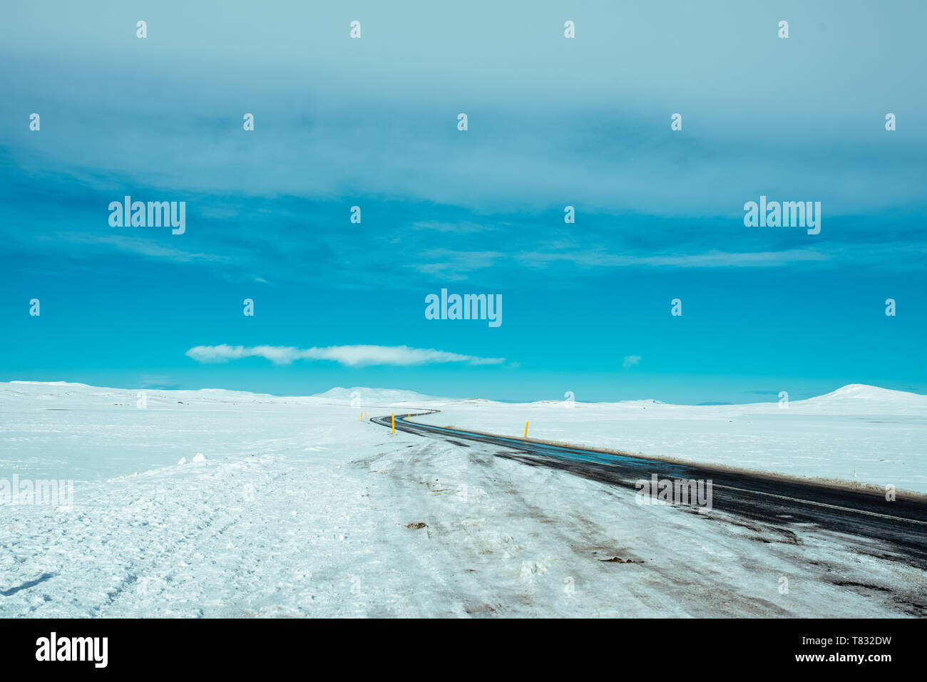 Coperta di neve road, Kálfafell, Vestur-Skaftafellssysla, Islanda Foto Stock