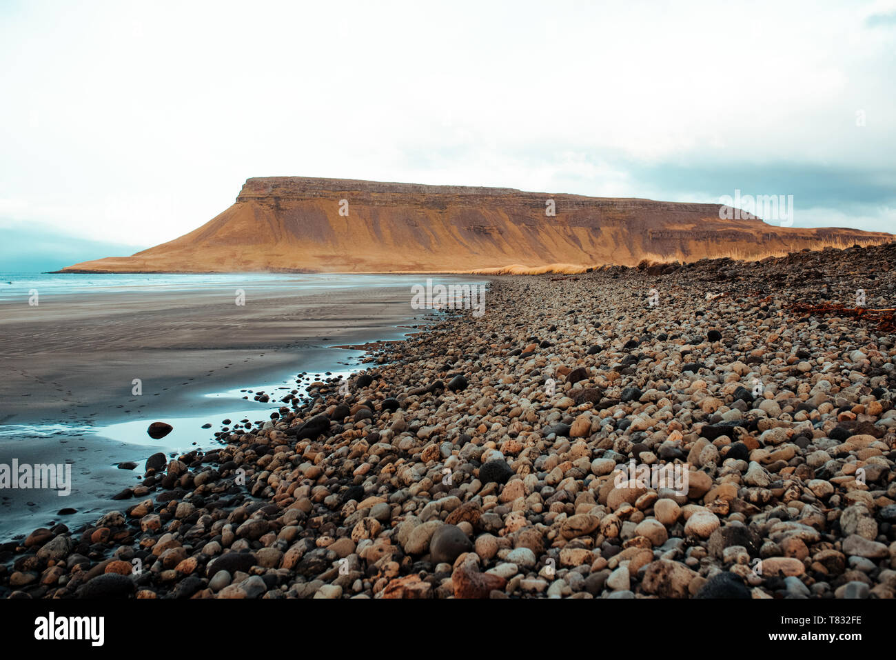 Vista della gamma della montagna da spiaggia, Reykjavík, Gullbringusysla, Islanda Foto Stock