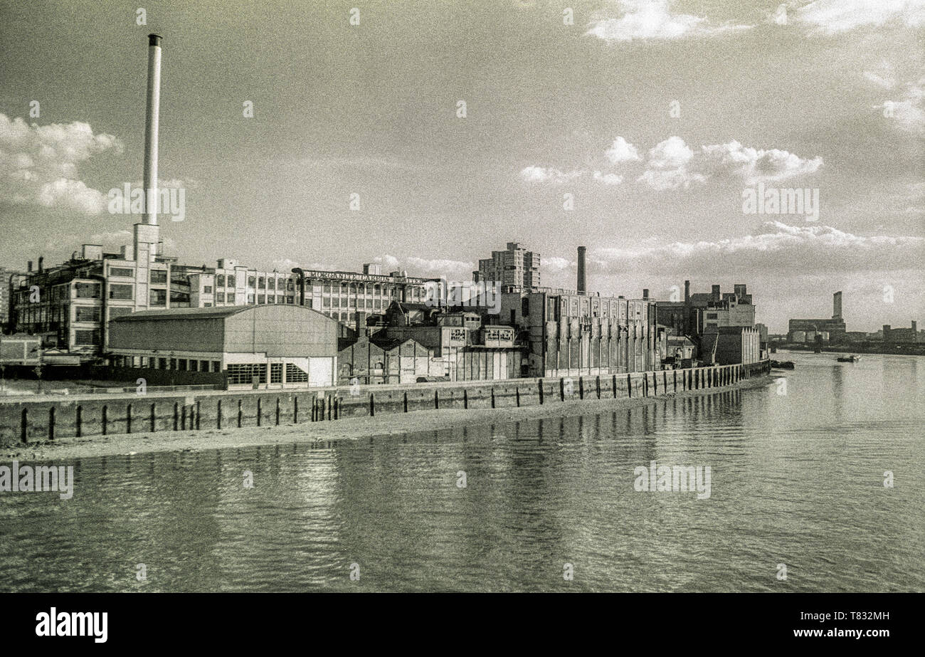 1977 bianco & nero fotografia di Morgan Crucible sito sul lungofiume di Battersea, che sarà presto sostituito da appartamenti di lusso. Vedere i dettagli nella descrizione. Foto Stock