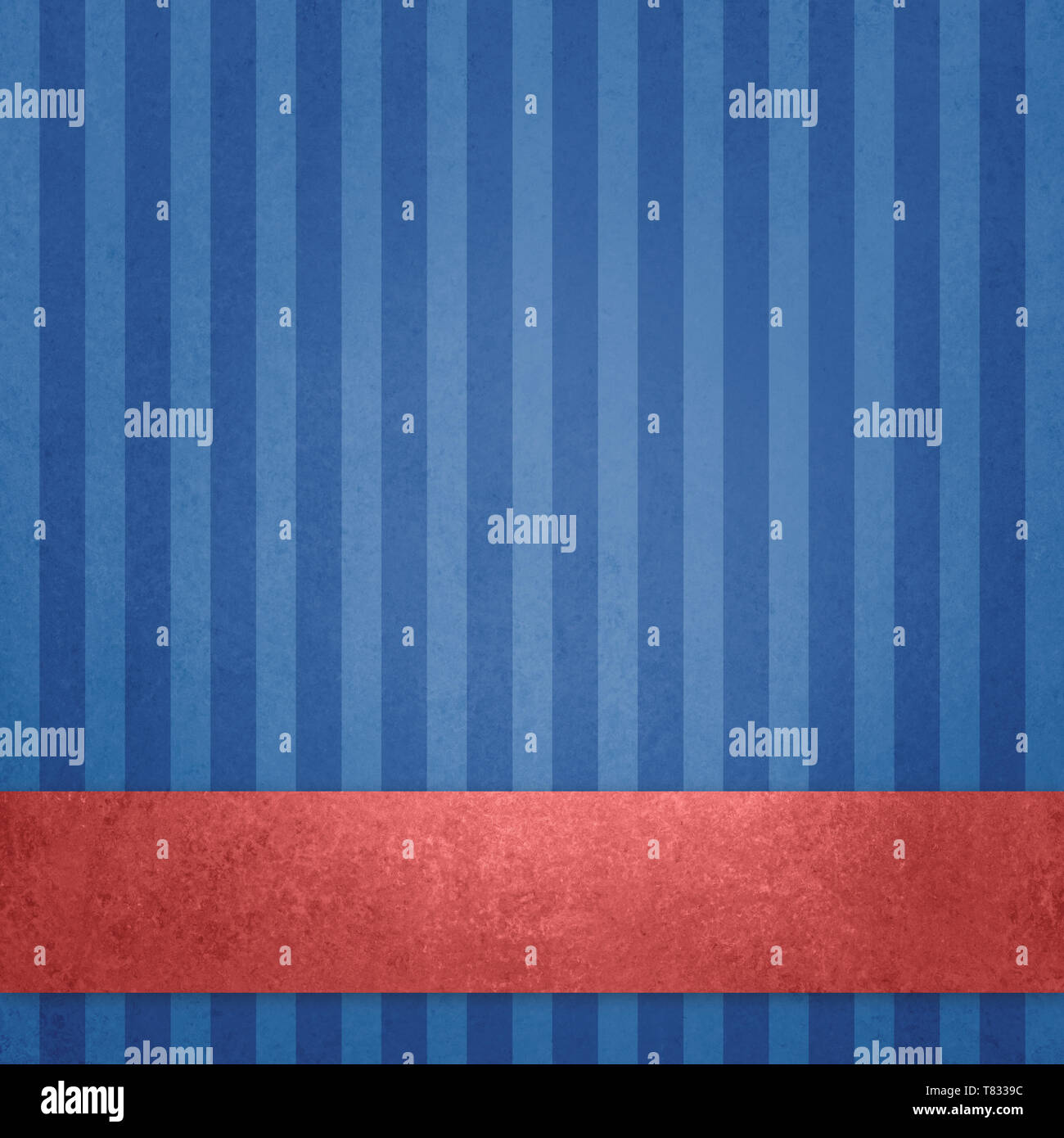 Rosso e blu sullo sfondo patriottico con striscia rossa o strato di nastro su eleganti dark pin striped blue vintage design testurizzato. Il 4 luglio il memorial day, o Foto Stock