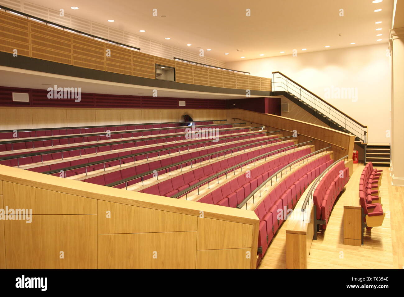 Kings College di Londra, Strand Campus che mostra la Edmund J Safra lecture teatro dopo i lavori di ristrutturazione. Foto Stock