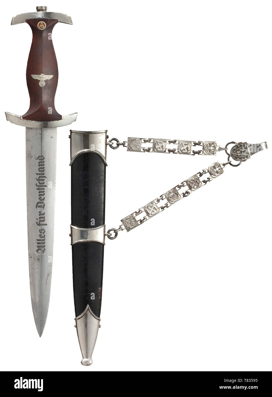 Un servizio NSKK pugnale M 36 la lama con eccezionalmente conservati dispositivi inciso e inciso marchio RZM M 7/66 1939' per maker Eickhorn, Solingen. Nichelato raccordi di presa, marrone impugnatura in legno con inserto aquila nazionale e smaltato emblema SA. Acciaio verniciato nero fodero con argento-ferro nichelato raccordi. La catena di ferro appendiabiti, la retromarcia con stampato 'RZM M5/8' e 'Musterschutz NSKK Korpsführung'. Lunghezza 37,5 cm. Nonostante segni di luce di età (parziale film ruggine in luoghi, scabbard finitura con craquelures) uno splendido pugnale in "come si trova". condizione storica, storica, organo, Editorial-Use-solo Foto Stock