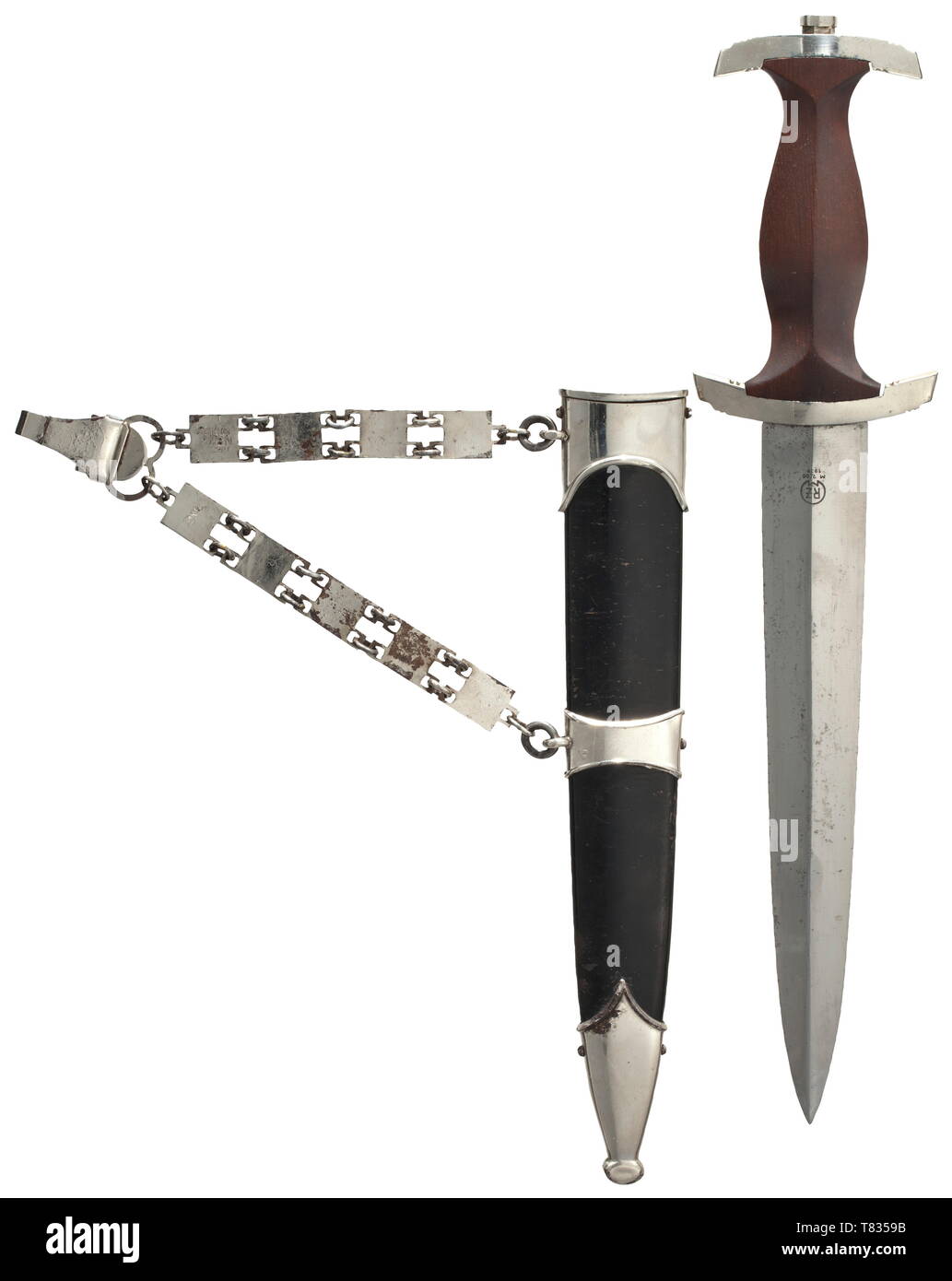 Un servizio NSKK pugnale M 36 la lama con eccezionalmente conservati dispositivi inciso e inciso marchio RZM M 7/66 1939' per maker Eickhorn, Solingen. Nichelato raccordi di presa, marrone impugnatura in legno con inserto aquila nazionale e smaltato emblema SA. Acciaio verniciato nero fodero con argento-ferro nichelato raccordi. La catena di ferro appendiabiti, la retromarcia con stampato 'RZM M5/8' e 'Musterschutz NSKK Korpsführung'. Lunghezza 37,5 cm. Nonostante segni di luce di età (parziale film ruggine in luoghi, scabbard finitura con craquelures) uno splendido pugnale in "come si trova". condizione storica, storica, organo, Editorial-Use-solo Foto Stock