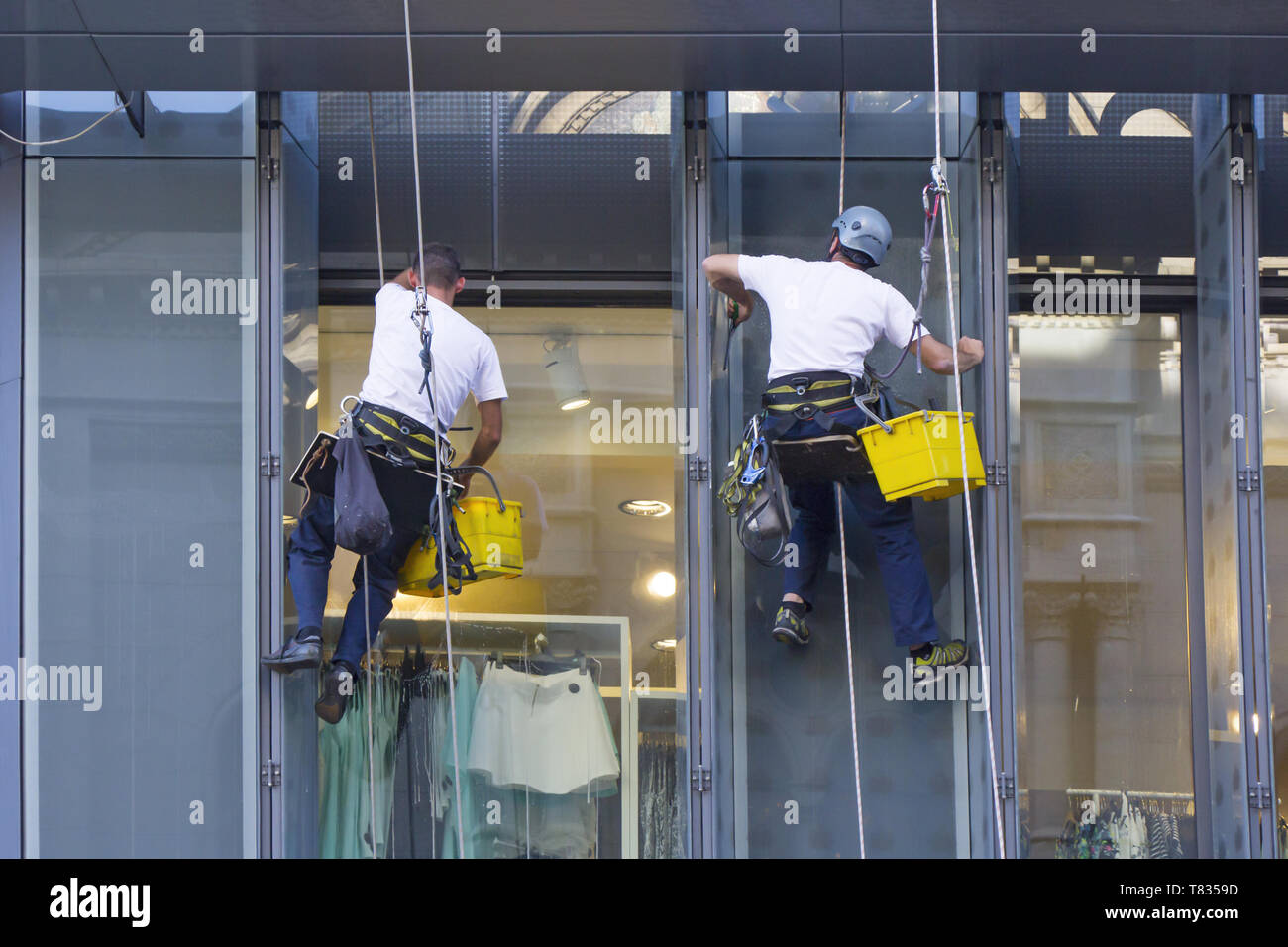 Le rondelle di finestra di pulizia dei vetri del centro per lo shopping Foto Stock