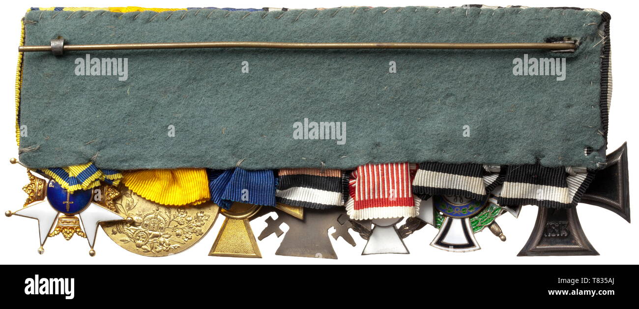 Una borchia di ordini per un ufficiale prussiano sette pezzi borchia di ordini con la croce di ferro di seconda classe di 1914, Croce di cavalieri con spade di Casa Hohenzollern ordine della ditta di Berlino Sy e Wagner. Austria: meriti militari Croce di terza classe con decorazione di guerra (piccoli trucioli di smalto), Impero Tedesco: onore croce per combattenti anteriore. La Prussia: 25 anni di servizio di assistenza Croce di aggiudicazione per gli ufficiali, medaglia centenaria 1897. Svezia: Ordine della spada, cavaliere del Cross di prima classe in oro. Una meravigliosamente cucito chiusura degli ordini di un eventualmente delegato identificabili con un alto e coraggioso, Additional-Rights-Clearance-Info-Not-Available Foto Stock