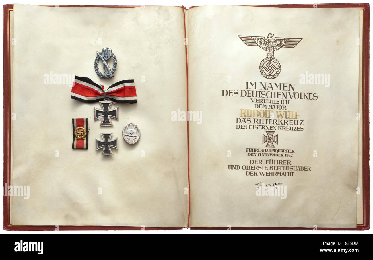 La station wagon di foglie di quercia vincitore Generalmajor Rudolf Wulf (1905 - 1972) documento di aggiudicazione e la cartella per il cavaliere del Cross della croce in ferro del 1939, datata 13 novembre 1942: una pergamena doppio- xx secolo, Additional-Rights-Clearance-Info-Not-Available Foto Stock