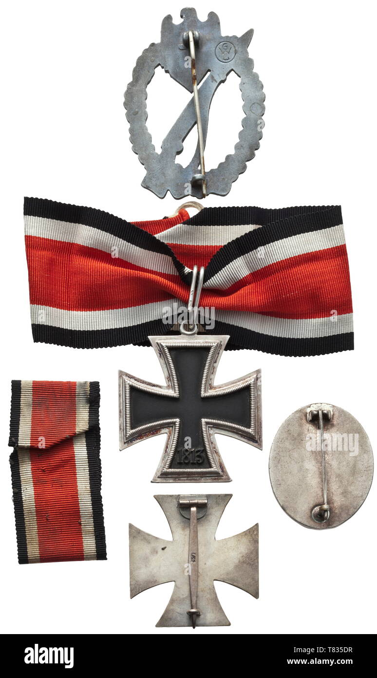 La station wagon di foglie di quercia vincitore Generalmajor Rudolf Wulf (1905 - 1972) documento di aggiudicazione e la cartella per il cavaliere del Cross della croce in ferro del 1939, datata 13 novembre 1942: una pergamena doppio- xx secolo, Additional-Rights-Clearance-Info-Not-Available Foto Stock