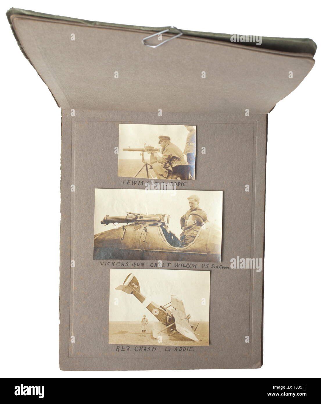 Un album di foto dell'inglese flying corps (home squadrone della difesa) Album con 35 immagini di un pilota inglese o il meccanico ('Artigiano Album') con le didascalie. Foto di biplani, armi, aeromobili marcature, dirigibile, Lincolnshire mulini a vento e un buon materiale riguardante le uniformi (primo modello battenti coat). Dimensioni dell'album 21 x 15 cm. Rara foto materiale dell'inglese flying corps dal tempo della prima guerra mondiale. storica, storica, truppa, truppe delle forze armate, militare, militaria, esercito, ala, del gruppo Air Force, forze aeree, xx secolo, Editorial-Use-solo Foto Stock