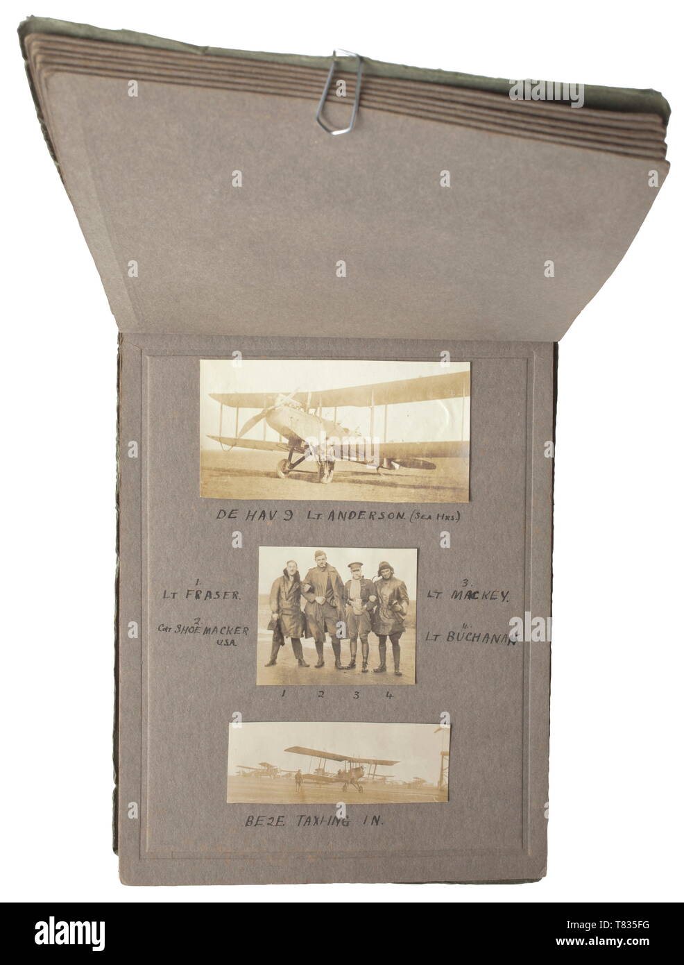 Un album di foto dell'inglese flying corps (home squadrone della difesa) Album con 35 immagini di un pilota inglese o il meccanico ('Artigiano Album') con le didascalie. Foto di biplani, armi, aeromobili marcature, dirigibile, Lincolnshire mulini a vento e un buon materiale riguardante le uniformi (primo modello battenti coat). Dimensioni dell'album 21 x 15 cm. Rara foto materiale dell'inglese flying corps dal tempo della prima guerra mondiale. storica, storica, truppa, truppe delle forze armate, militare, militaria, esercito, ala, del gruppo Air Force, forze aeree, xx secolo, Editorial-Use-solo Foto Stock