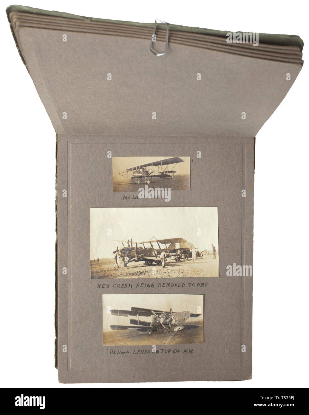 Un album di foto dell'inglese flying corps (home squadrone della difesa) Album con 35 immagini di un pilota inglese o il meccanico ('Artigiano Album') con le didascalie. Foto di biplani, armi, aeromobili marcature, dirigibile, Lincolnshire mulini a vento e un buon materiale riguardante le uniformi (primo modello battenti coat). Dimensioni dell'album 21 x 15 cm. Rara foto materiale dell'inglese flying corps dal tempo della prima guerra mondiale. storica, storica, truppa, truppe delle forze armate, militare, militaria, esercito, ala, del gruppo Air Force, forze aeree, xx secolo, Editorial-Use-solo Foto Stock