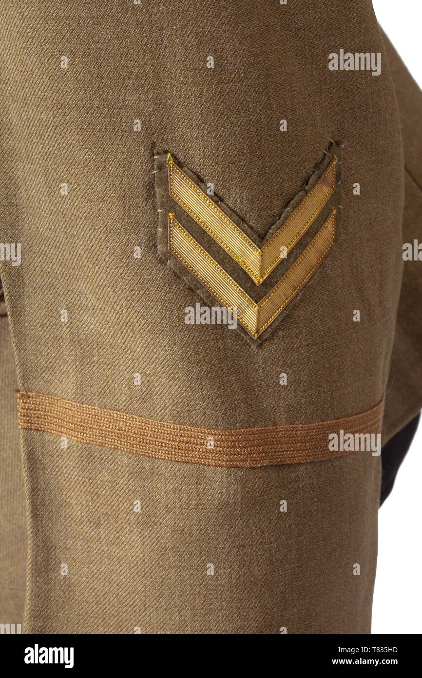 Un uniforme, documenti e fotografie di Lieut 1a. Joseph G. Halsey del palloncino 69Co, per il suo servizio in Francia/sul fronte occidentale nel 1917. Tunica per ufficiali della American Expeditionary forze in Europa. Grigio-verde giacca di cotone per il rango di un "Primo Tenente'. Colletto a listino con metallo applicato eliche, quattro tasche con alette. Una fila di pulsanti e pulsanti in metallo con noi lo stemma, blu-verde con fodera sarto etichetta 'MMarshall Field & Co, Lt. Halsey, nov. 1917'. Cucire la spalla per le schede con rango denominazione di '1Lieut.", una mano, Additional-Rights-Clearance-Info-Not-Available Foto Stock