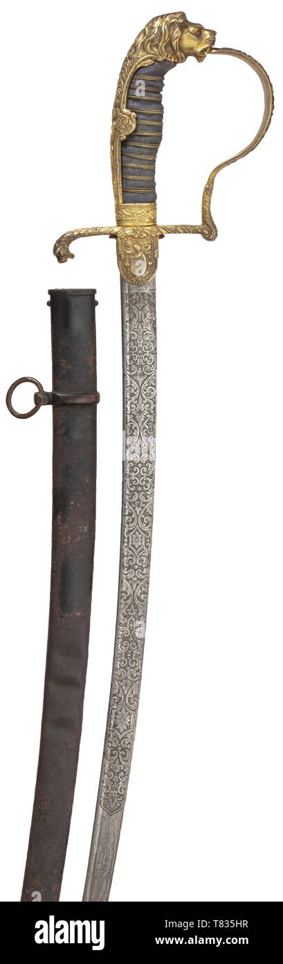 Una presentazione di Damasco sabre regalo per gli ufficiali di tubo-torna a Damasco Coltello con yelmen, incisa su entrambi i lati e la base della lama con Maker's Mark "WK & C' sormontato da un re della testa e del cavaliere, sulla complementare tra foglie di scorrimento la scritta "J. W. Colsman TB8! S/L. R. Bäuerle TB8! 1910'. Rilievo del fuso a snodo in ottone-bow elsa (tracce di doratura) con testa leone pomo (vetro rosso occhi) e simbolo di artiglieria, impugnatura in pelle con triplo filo di ottone vincolante. Viene fornito con nero laccato in lamiera di acciaio (sciabola ammaccato, arrugginiti), un organo mobile di anello di sospensione. , Additional-Rights-Clearance-Info-Not-Available Foto Stock