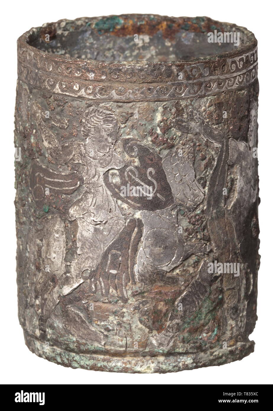 Un argento romano-intarsiata ink pot, augustea del I secolo d.c. Parzialmente placcato in rame con bronzo grigio verde patina. Corpo cilindrico con argento continuo-intarsiati e finemente incisa battaglia delle Amazzoni. Il bordo superiore con un doppio, silver-intarsiato banda ornamentali. Tracce di corrosione con un grave difetto su un lato del fondo conservato in frammenti. Altezza 3,7 cm, diametro 2,8 cm. Provenienza: Collezione privata dal sud della Germania, degli anni settanta e più tardi. storica, storica, Impero Romano, il mondo antico, antichità il mondo antico, Additional-Rights-Clearance-Info-Not-Available Foto Stock