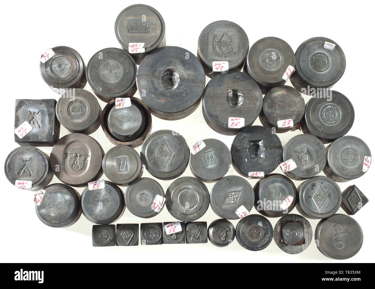 Un grande gruppo di stampaggio e strumenti a percussione per ordini e decorazioni di foglie di quercia al cavaliere la croce della croce di ferro con incavi per l'inserimento dei diamanti, gli strumenti per la bollatura maker's segna come 'M1/158', 'BM 1/22', m1/120', 'M/25' e 'RZM'. La guerra Croce di Merito di seconda classe di 1939 con e senza spade, Parete ovest medaglia, avvolto il badge del 1939 di maker "E.S.P.', Gioventù Hitleriana Reich Victor del badge di 1942, Golden Gioventù Hitleriana onore il badge con foglie di quercia di frontiera, Gioventù Hitleriana onore il badge con bordo liscio, Gioventù Hitleriana onore Badge, Gioventù Hitleriana Premi di ripresa. S, Editorial-Use-solo Foto Stock