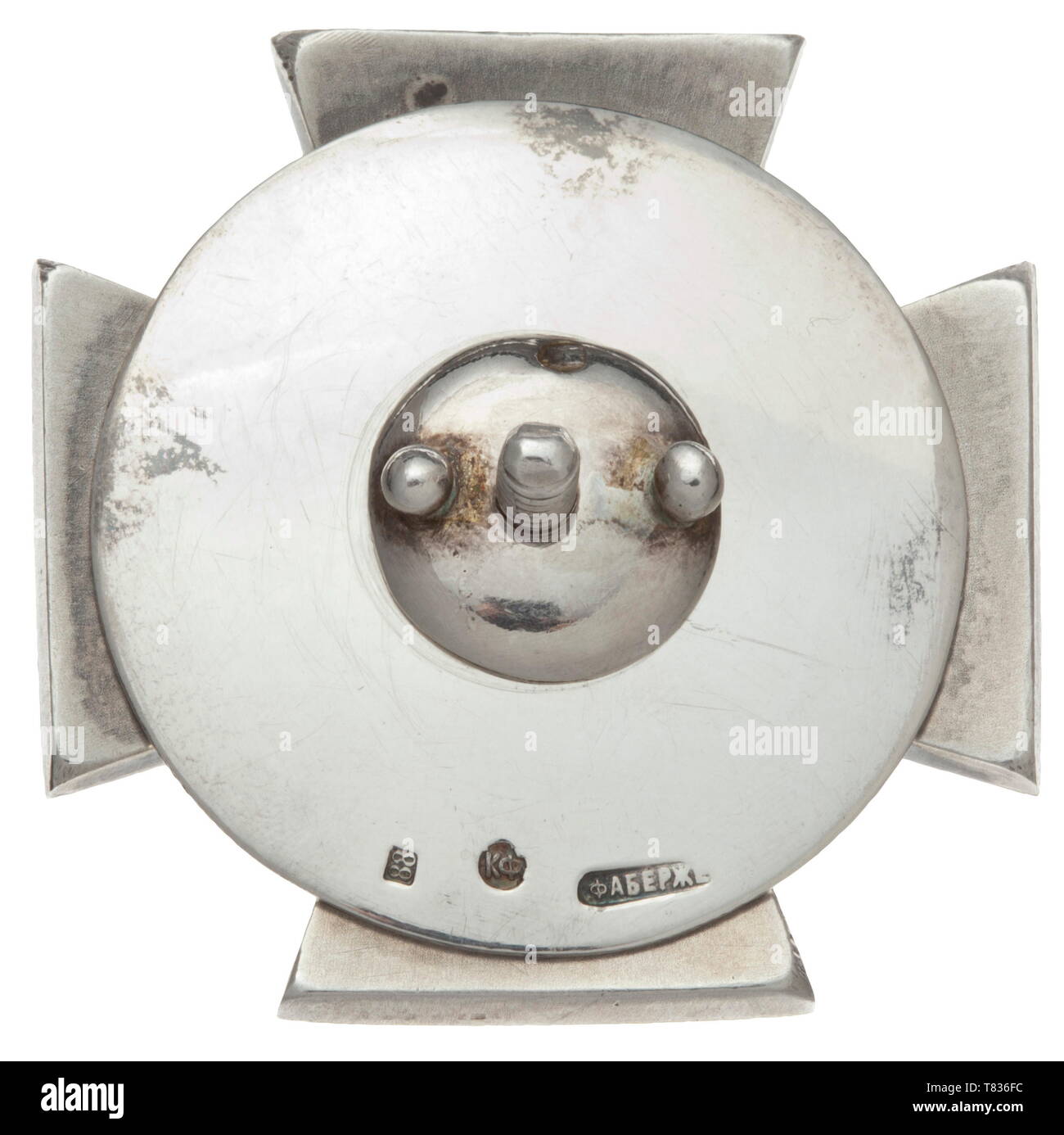 Un segno distintivo della Guardia montata la brigata di artiglieria Croce di ossidate argento a forma di croce di San Giorgio, con applicata crossarm bordi in oro. Il medaglione rotondo, analogamente con applicato un anello d'oro, porta il nome di cifrario di Tsar Nicholas II in oro. L'attacco di retromarcia per usura è costituito da una vite centrale convessa e la piastra di pressione con il corrispondente dado ad alette. Già questo raro regimental badge è prodotta con la massima qualità da Carl Peter Fabergé ferma a San Pietroburgo e presenta più corrispondenti punzonature. Situato sul cr, Additional-Rights-Clearance-Info-Not-Available Foto Stock