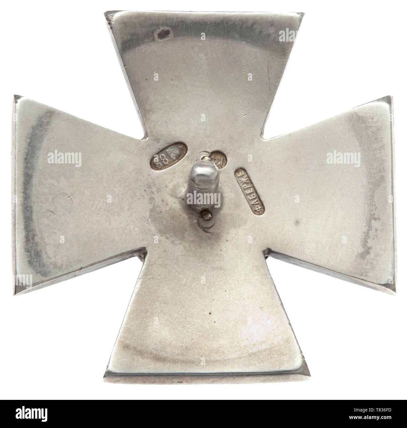 Un segno distintivo della Guardia montata la brigata di artiglieria Croce di ossidate argento a forma di croce di San Giorgio, con applicata crossarm bordi in oro. Il medaglione rotondo, analogamente con applicato un anello d'oro, porta il nome di cifrario di Tsar Nicholas II in oro. L'attacco di retromarcia per usura è costituito da una vite centrale convessa e la piastra di pressione con il corrispondente dado ad alette. Già questo raro regimental badge è prodotta con la massima qualità da Carl Peter Fabergé ferma a San Pietroburgo e presenta più corrispondenti punzonature. Situato sul cr, Additional-Rights-Clearance-Info-Not-Available Foto Stock