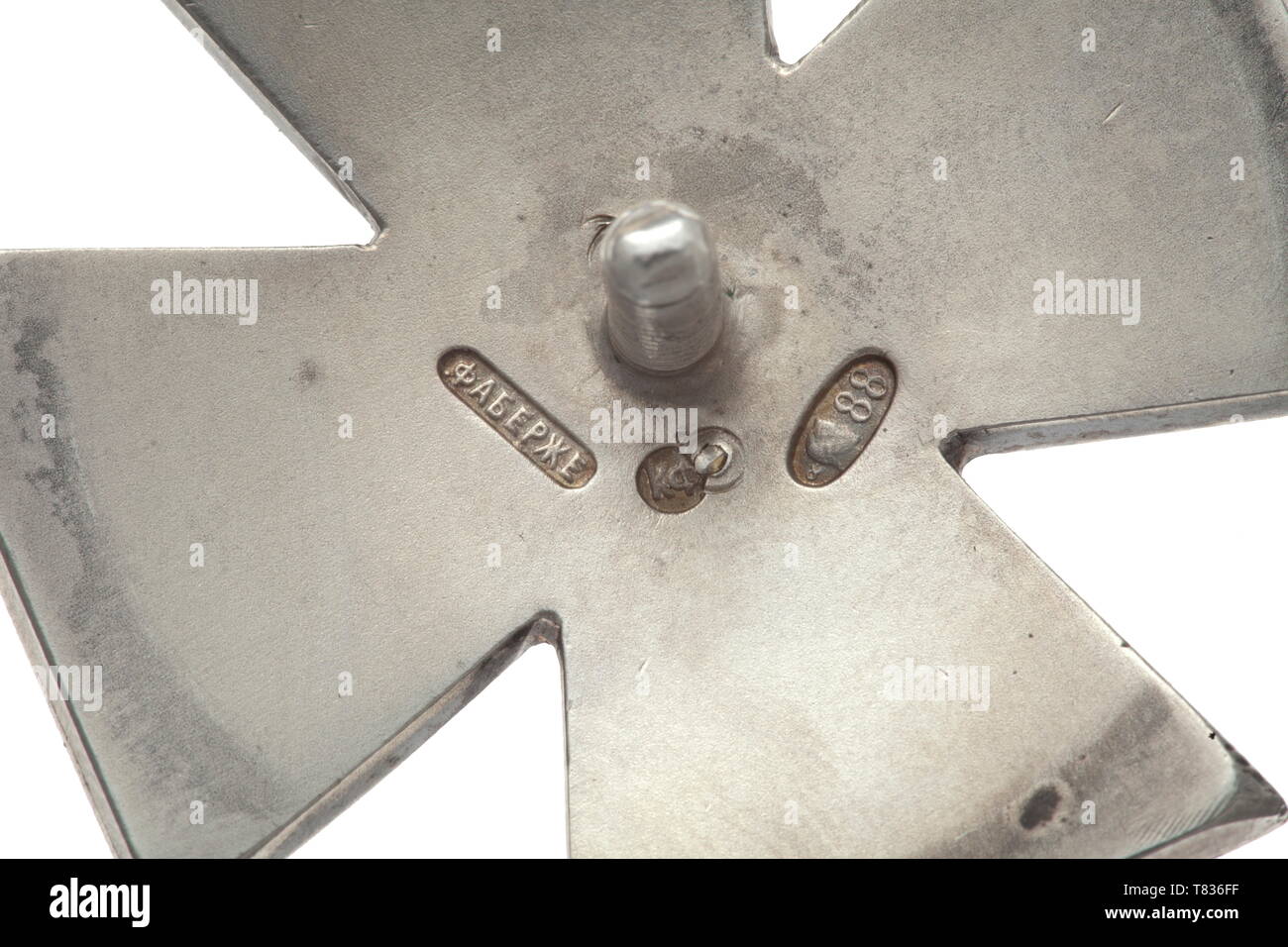 Un segno distintivo della Guardia montata la brigata di artiglieria Croce di ossidate argento a forma di croce di San Giorgio, con applicata crossarm bordi in oro. Il medaglione rotondo, analogamente con applicato un anello d'oro, porta il nome di cifrario di Tsar Nicholas II in oro. L'attacco di retromarcia per usura è costituito da una vite centrale convessa e la piastra di pressione con il corrispondente dado ad alette. Già questo raro regimental badge è prodotta con la massima qualità da Carl Peter Fabergé ferma a San Pietroburgo e presenta più corrispondenti punzonature. Situato sul cr, Additional-Rights-Clearance-Info-Not-Available Foto Stock