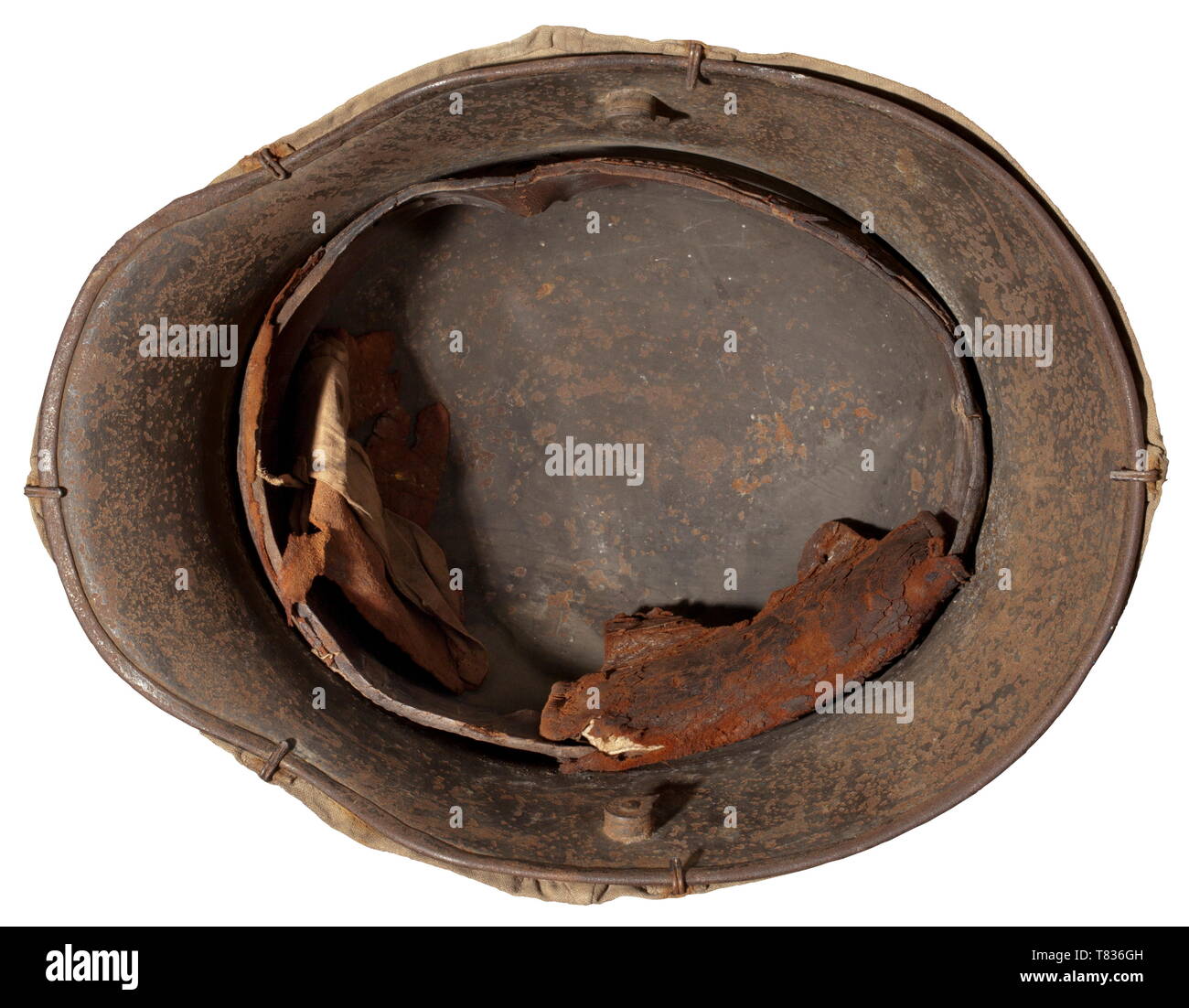 Un casco in acciaio M 16 con camouflage Campo di copertura-grigio acciaio verniciato il cranio con un contemporaneo coperchio di mimetizzazione di biancheria pesante sabbia-materiale colorato con ruggine-brown flecks, con sei morsetti magnetici per il fissaggio al casco e rinforzi in pelle per i prigionieri di ventilazione, il cranio interno con la timbratura ha colpito "ET 64', il rivestimento con un cuoio anello interno e i resti dei tre tamponi in pelle. I segni dell'età e dell'uso. Una molto rara e casco di copertura tipica frontline fare. storica, storica del xx secolo, 1910s, la Prima Guerra Mondiale / WWI,, Additional-Rights-Clearance-Info-Not-Available Foto Stock