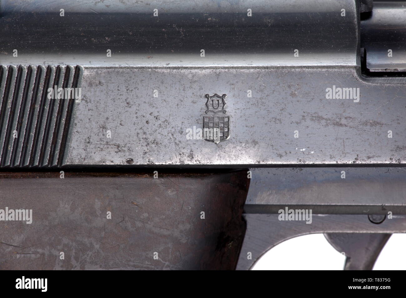 Un Walther mod. HP, contratto Ustasa Cal. 9 mm Parabellum, n. 12399. I numeri corrispondenti. Matt alesaggio. Prova contrassegnato eagle/N. Prodotte circa metà-1941. Iscrizione standard. Sulla destra della diapositiva il simbolo Ustasa in forma ad "U" sopra scacchiera croata stemma. Originale finitura colorata con tracce di utilizzo. Il marrone scuro in bachelite pannelli di presa. Magazine. Buone condizioni generali. Il contratto Ustasa armi sono rarissimi Walther collectorsÂ' armi inesistente. Prodotte entro la gamma assunta numeri 12395 - 12534 semplicemente 13 armi sono noti in tutto il mondo secondo la letteratura. Cfr. Bux, Editorial-Use-solo Foto Stock