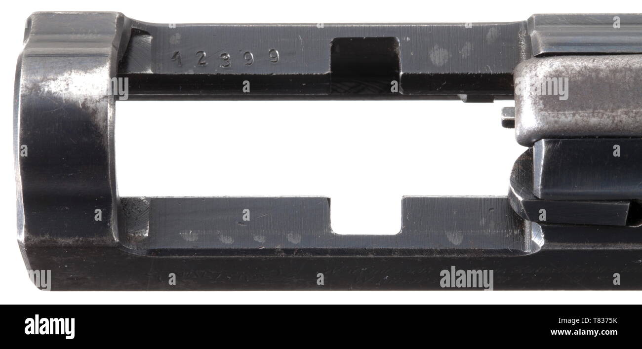 Un Walther mod. HP, contratto Ustasa Cal. 9 mm Parabellum, n. 12399. I numeri corrispondenti. Matt alesaggio. Prova contrassegnato eagle/N. Prodotte circa metà-1941. Iscrizione standard. Sulla destra della diapositiva il simbolo Ustasa in forma ad "U" sopra scacchiera croata stemma. Originale finitura colorata con tracce di utilizzo. Il marrone scuro in bachelite pannelli di presa. Magazine. Buone condizioni generali. Il contratto Ustasa armi sono rarissimi Walther collectorsÂ' armi inesistente. Prodotte entro la gamma assunta numeri 12395 - 12534 semplicemente 13 armi sono noti in tutto il mondo secondo la letteratura. Cfr. Bux, Editorial-Use-solo Foto Stock