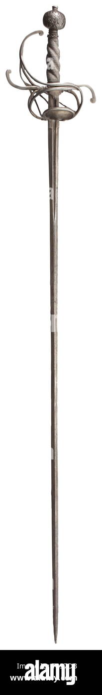Una pinza di tedesco all'inizio del XVII secolo. Robusta pala di spinta con breve gualchiere, il fuller sul retro colpito con illeggibile wolf mark(?), ulteriormente orb e la corona dei contrassegni su entrambi i lati del ricasso. Scarsamente chiselled barra di ferro elsa con piccola vecchia riparazione e aggiunto(?) piastra di protezione. A forma di spirale con impugnatura più tardi la rilegatura a filo e Turk di testa. Il vecchio non corrispondente sfera pomo con balaustra a forma di rivetto in alto. Lunghezza 131 cm. storica, storica, spada, spade, armi, armi, arma, braccio, dispositivo di combattimento, militare, militaria, oggetto, oggetti, immagini fisse, Additional-Rights-Clearance-Info-Not-Available Foto Stock