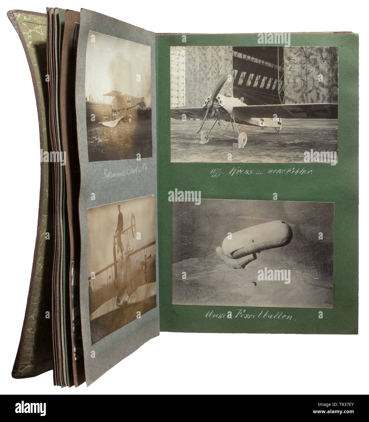 Sei album di foto dalla tenuta dell'antenna bavarese osservatore Grießmeier gli album con un totale di più di mille foto, la maggioranza dei quali raffigurano la Flying Corps, un album e un paio di pagine dedicate alle Grießmeier Wehrmacht del servizio. Top-class immagini di vari tipi di aeromobili (Walfisch, Farman come catturata aerei), viste aeree (Verdun, ecc.), sepolture (piloti Schlindwein, von Staabs), il terreno e il popolo, Royal e imperial visite. Considerando la quantità di immagini di qualità superiore, un attraente prezzo di partenza. storica, storica, truppa, truppe delle forze armate, mi, Editorial-Use-solo Foto Stock