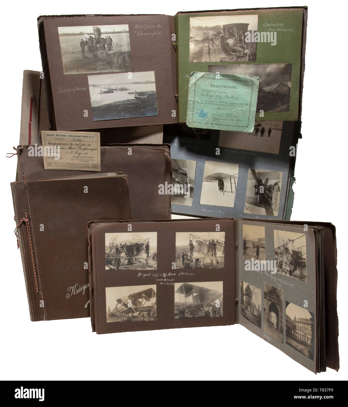 Sei album di foto dalla tenuta dell'antenna bavarese osservatore Grießmeier gli album con un totale di più di mille foto, la maggioranza dei quali raffigurano la Flying Corps, un album e un paio di pagine dedicate alle Grießmeier Wehrmacht del servizio. Top-class immagini di vari tipi di aeromobili (Walfisch, Farman come catturata aerei), viste aeree (Verdun, ecc.), sepolture (piloti Schlindwein, von Staabs), il terreno e il popolo, Royal e imperial visite. Considerando la quantità di immagini di qualità superiore, un attraente prezzo di partenza. storica, storica, truppa, truppe delle forze armate, mi, Editorial-Use-solo Foto Stock