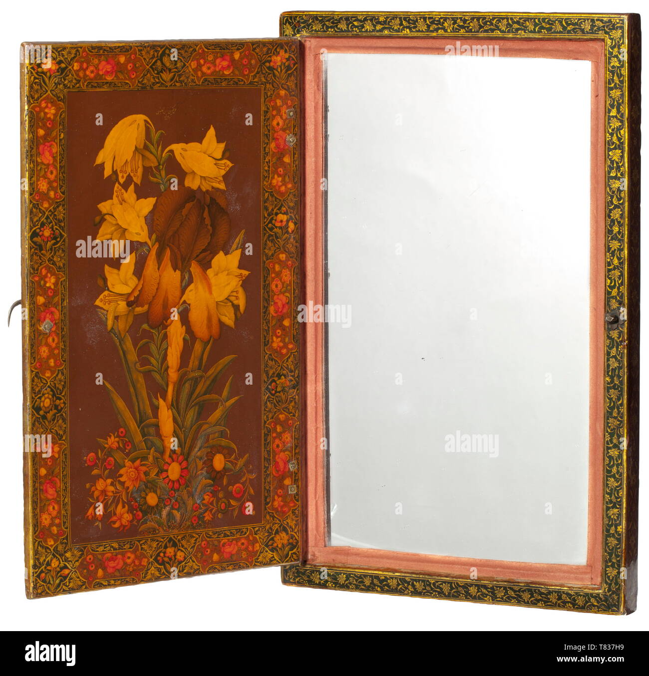 Un dipinto di lacca persiano scrigno con uno specchio periodo Qajar, datata 1859. Cofanetto in legno finemente dipinta su entrambi i lati con fiori e uccelli, con coperchio incernierato. Sui bordi oro fregio floreale con verde resp. sfondo rosso. La parte interna del coperchio con finemente verniciato bouquet di fiori con firma del costruttore e la data "1276" (= 1859). Inserto a specchio presumibilmente di data successiva. Dimensione 18 x 28.2 cm. Inclusi due certificati manoscritta(?) su carta, una datata '1346' (= 1927). Dimensioni 14 x 24,5 cm resp. 17,6 x 29,4 cm. storica, storica, persiano, Orient, Orie, Additional-Rights-Clearance-Info-Not-Available Foto Stock