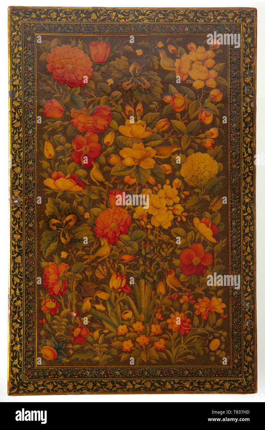 Un dipinto di lacca persiano scrigno con uno specchio periodo Qajar, datata 1859. Cofanetto in legno finemente dipinta su entrambi i lati con fiori e uccelli, con coperchio incernierato. Sui bordi oro fregio floreale con verde resp. sfondo rosso. La parte interna del coperchio con finemente verniciato bouquet di fiori con firma del costruttore e la data "1276" (= 1859). Inserto a specchio presumibilmente di data successiva. Dimensione 18 x 28.2 cm. Inclusi due certificati manoscritta(?) su carta, una datata '1346' (= 1927). Dimensioni 14 x 24,5 cm resp. 17,6 x 29,4 cm. storica, storica, persiano, Orient, Orie, Additional-Rights-Clearance-Info-Not-Available Foto Stock