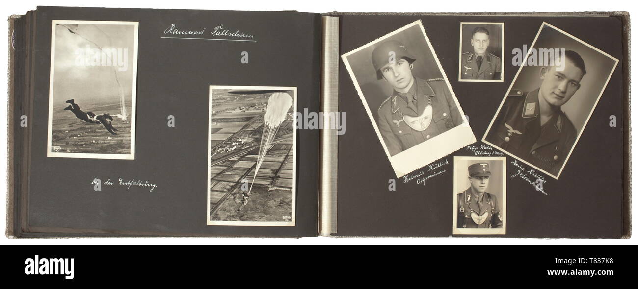 Un album di foto di SA 'Standarte Feldherrnhalle' e paracadutisti del reggimento di fanteria 1 La inscritto album con un totale di 270 immagini da soldato Karl Fröhlich. Fröhlich era un membro (nel segnale distacco) di 'Standarte Feldherrnhalle - Sturmbann I.' in Berlin-Güterfelde, trasferendo poi al reggimento paracadutisti 1, dove è stato distribuito nel solo il segnale del plotone in tutto il reggimento. Incollate in un album è un bracciale titolo "Feldherrnhalle' bracciale titolo abbreviato a 14 cm, e due aquile Luftwaffe marrone sul tessuto di base per l'uniforme di 'Feldherrnhalle' unità (molto raro). Oc, Editorial-Use-solo Foto Stock