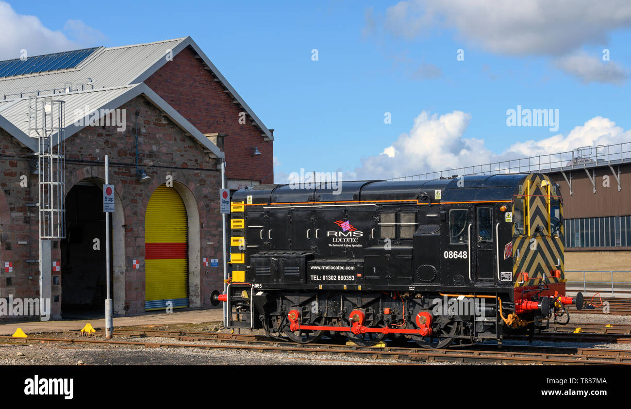 La British Rail Classe 08 diesel-elettrico locomotiva di smistamento numero 08648 a Inverness stazione ferroviaria, Inverness, Scotland, Regno Unito Foto Stock