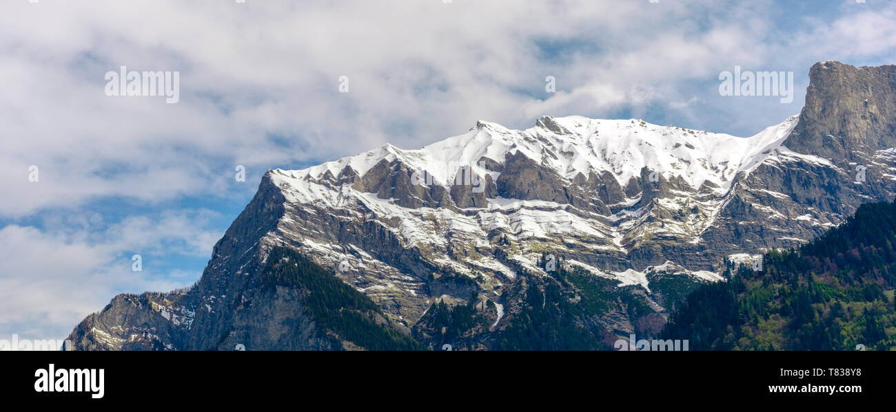 Paesaggio di montagna con cime innevate e espressiva cloudscape Foto Stock