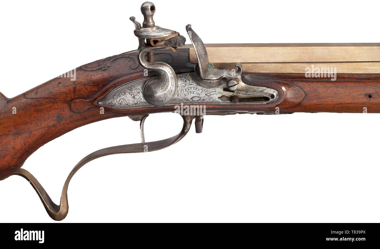 Un fucile flintlock con bronzo canna Johann Joseph Futter, Dresda, circa 1770. Pesante, sette-scanalatura rigata canna ottagonale realizzata in bronzo in 14 mm di calibro, con coda di rondine attrazioni di bronzo. Ferro da stiro flintlock con inciso rocailles, con firma 'FUTTER UN DRESDE' e (difettosa) set singolo trigger. Florally legno di noce intagliato stock pieno in rame con anello di muso. L'arredamento in bronzo cesellato e in rilievo, il paragrilletto inciso "P.C. No: 28'. Bacchetta di caricamento in legno con la punta di ottone. La molla di chiusura del patch-box è mancante. Lunghezza 108 cm. Johann Joseph , Additional-Rights-Clearance-Info-Not-Available Foto Stock