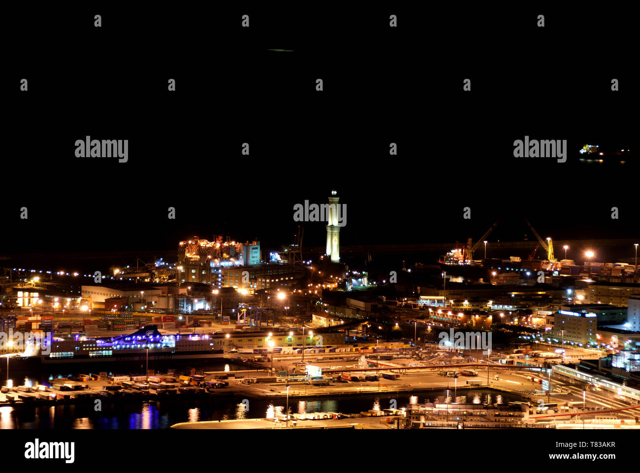 Top vista notturna del porto di Genova di notte Foto Stock