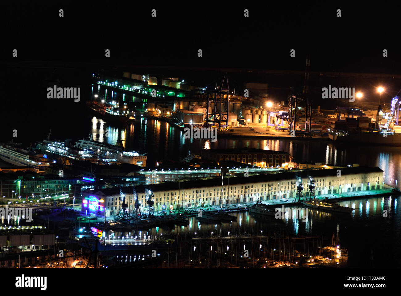 Top vista notturna del porto di Genova di notte Foto Stock