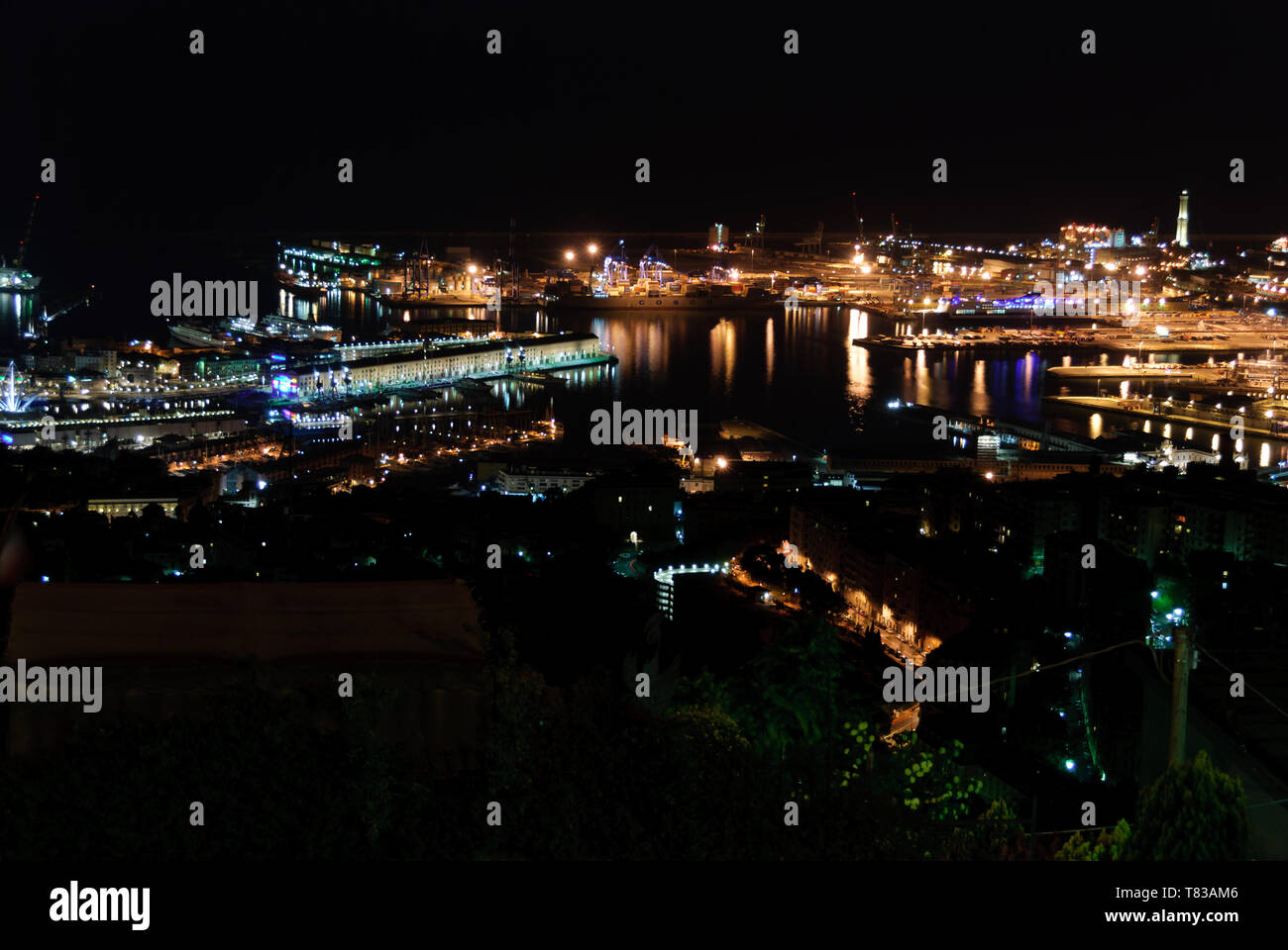 Top vista notturna del porto di Genova di notte Foto Stock