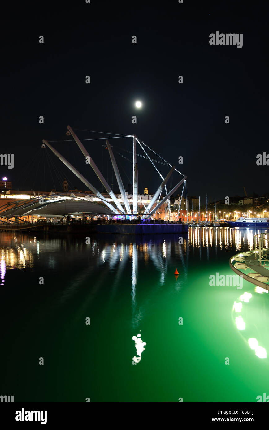 Top vista notturna del porto di Genova di notte Foto Stock