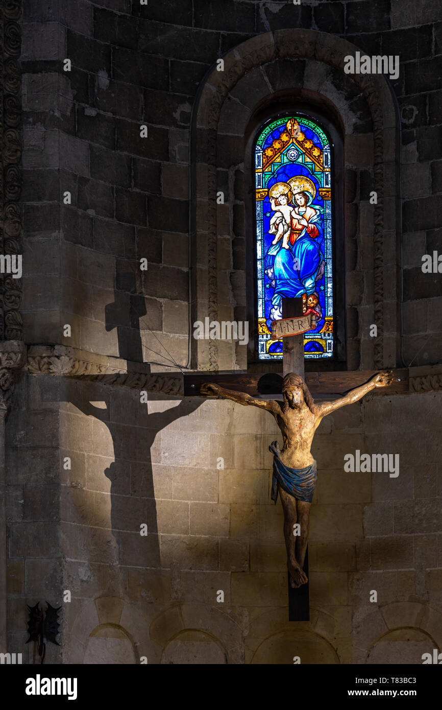 Atmosfera sacra all'interno della chiesa di San Giovanni Battista, Matera, Basilicata, Italia, Europa Foto Stock
