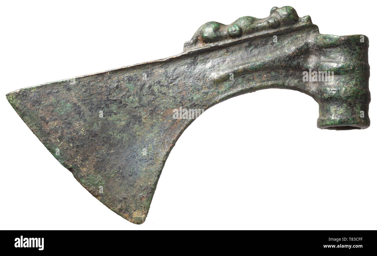 Un bronzo Luristan ax circa 1500 BC. Bronzo con black-patina verde. Lama con bordo rinforzato, leggermente il bordo arrotondato e decorate bulgingly presa circolare. Figura tridimensionale di un giacente big cat a bordo anteriore. In caso di successiva rack di legno. Lunghezza di ax 17 cm. Provenienza: Böblingen collezione privata, settanta. storica, storica mondo antico, Additional-Rights-Clearance-Info-Not-Available Foto Stock