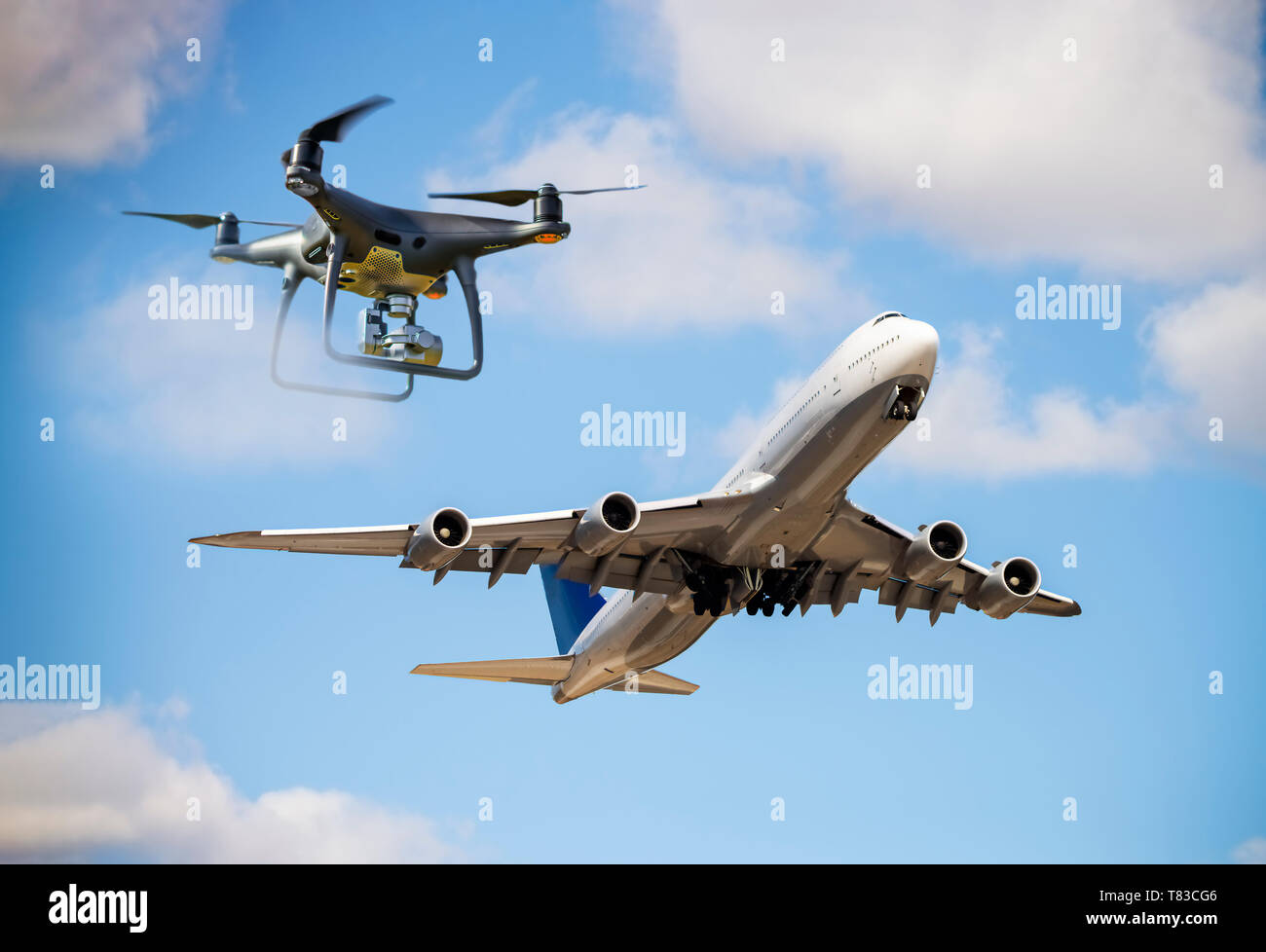 Un drone arriva pericolosamente vicino ad un decollo piano. [M] Foto Stock