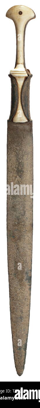Un bronzo Luristan pugnale circa 1500 BC. Bronzo con sfumature grigio-verde patina. Snello, doppio taglio con lama a lobi root e cintata grip. Originale intarsi di osso nella sezione inferiore, le parti superiori sostituito con osso di antiquariato. Lunghezza 33,4 cm. Provenienza: Böblingen collezione privata, settanta. storica, storica mondo antico, Additional-Rights-Clearance-Info-Not-Available Foto Stock