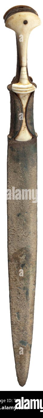 Un bronzo Luristan pugnale circa 1500 BC. Bronzo con sfumature grigio-verde patina. Snello, doppio taglio con lama a lobi root e cintata grip. Originale intarsi di osso nella sezione inferiore, le parti superiori sostituito con osso di antiquariato. Lunghezza 33,4 cm. Provenienza: Böblingen collezione privata, settanta. storica, storica mondo antico, Additional-Rights-Clearance-Info-Not-Available Foto Stock