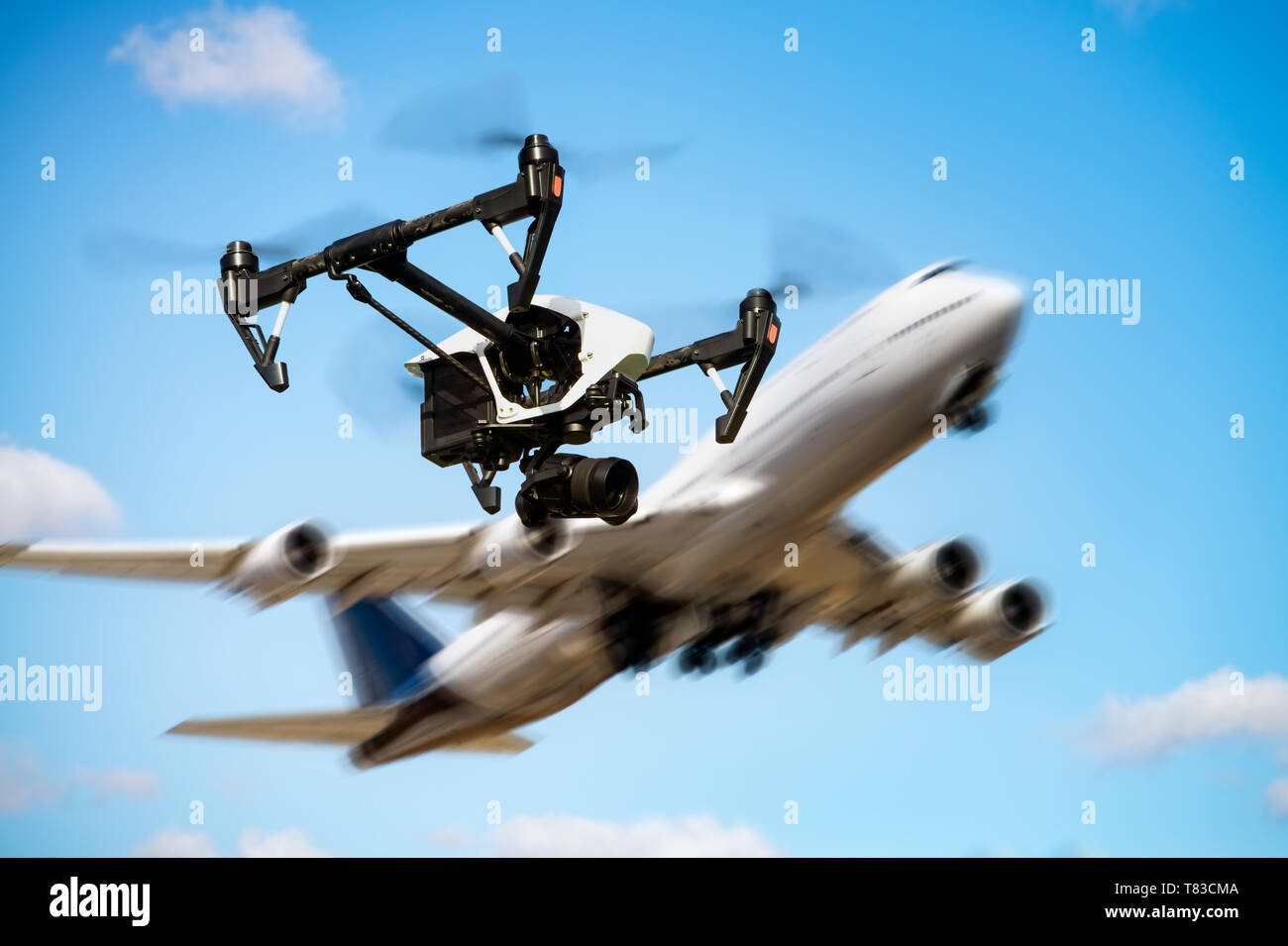 Un drone arriva pericolosamente vicino ad un decollo piano. [M] Foto Stock