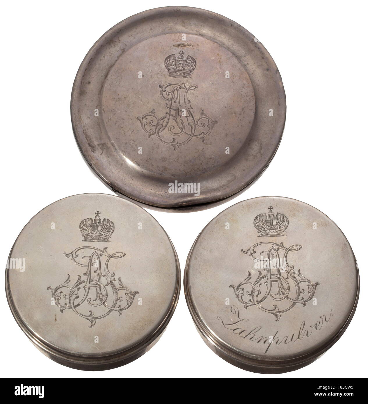 La granduchessa Alexandra Josipovna (1830 - 1911) - un otto-pezzo travel wc-set corte gioiellerie Grachev fratelli, San Pietroburgo, dopo il 1892. Argento, gli interni dorato, porcellana e vetro. Tutti i pezzi in argento con inciso il monogramma " AJ' sormontato dal Grand Ducal corona. Cirillico del produttore marchi (due pezzi punzonati con "OM"), segna con la doppia aquila e San Pietroburgo Marchi del secolo XIX, Additional-Rights-Clearance-Info-Not-Available Foto Stock