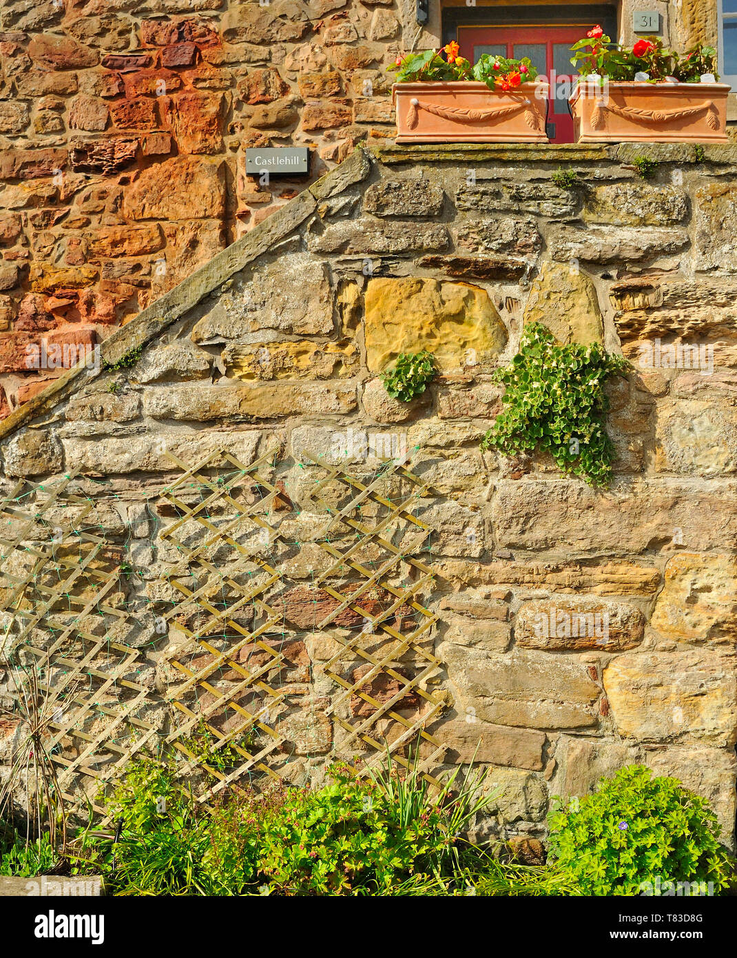 I muri in pietra di una tradizionale casa scozzese in Crail, Fife, Scozia Foto Stock