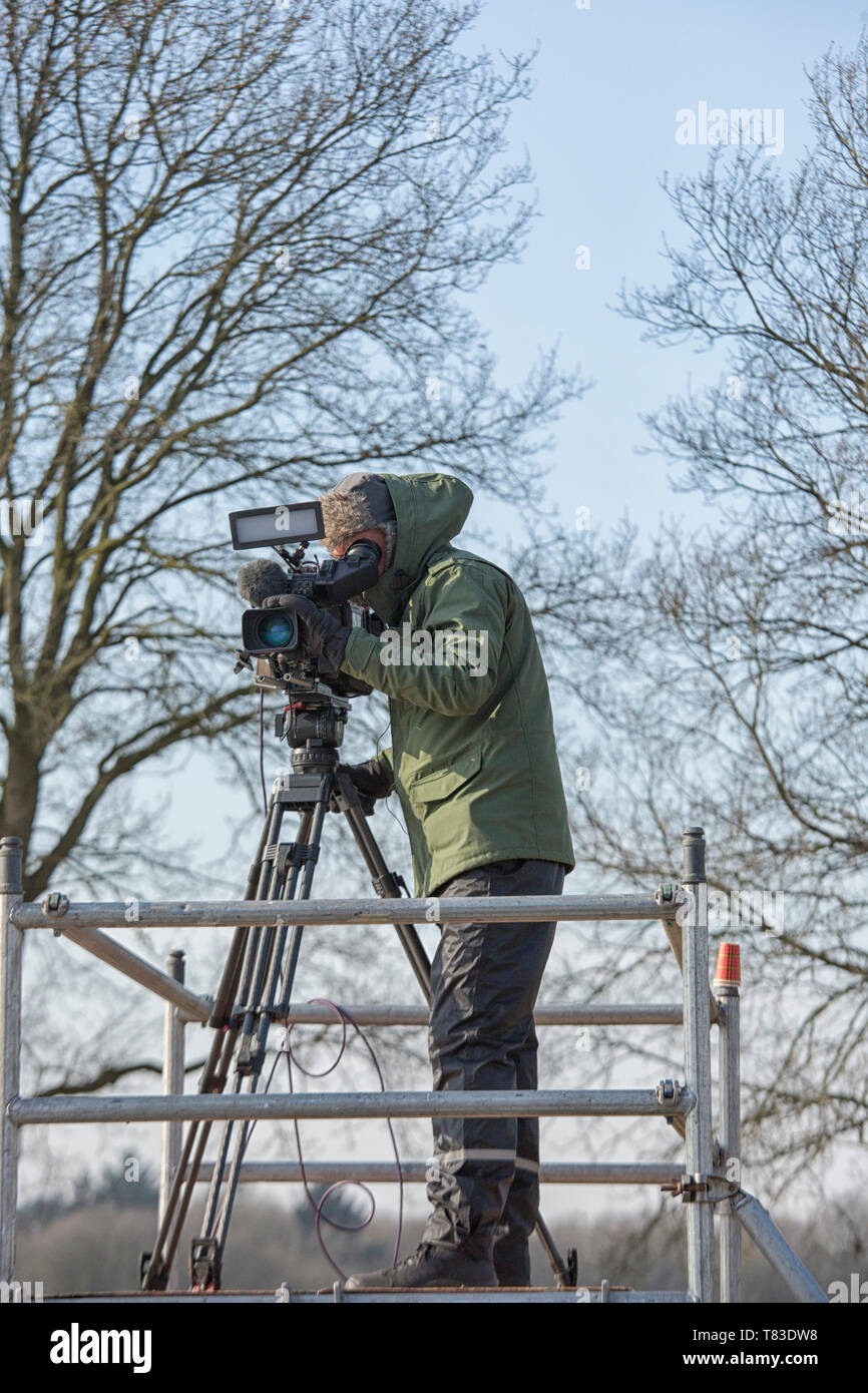 Il cameraman TV catturare un evento di pattinaggio nei Paesi Bassi da un gantry in inverno Foto Stock