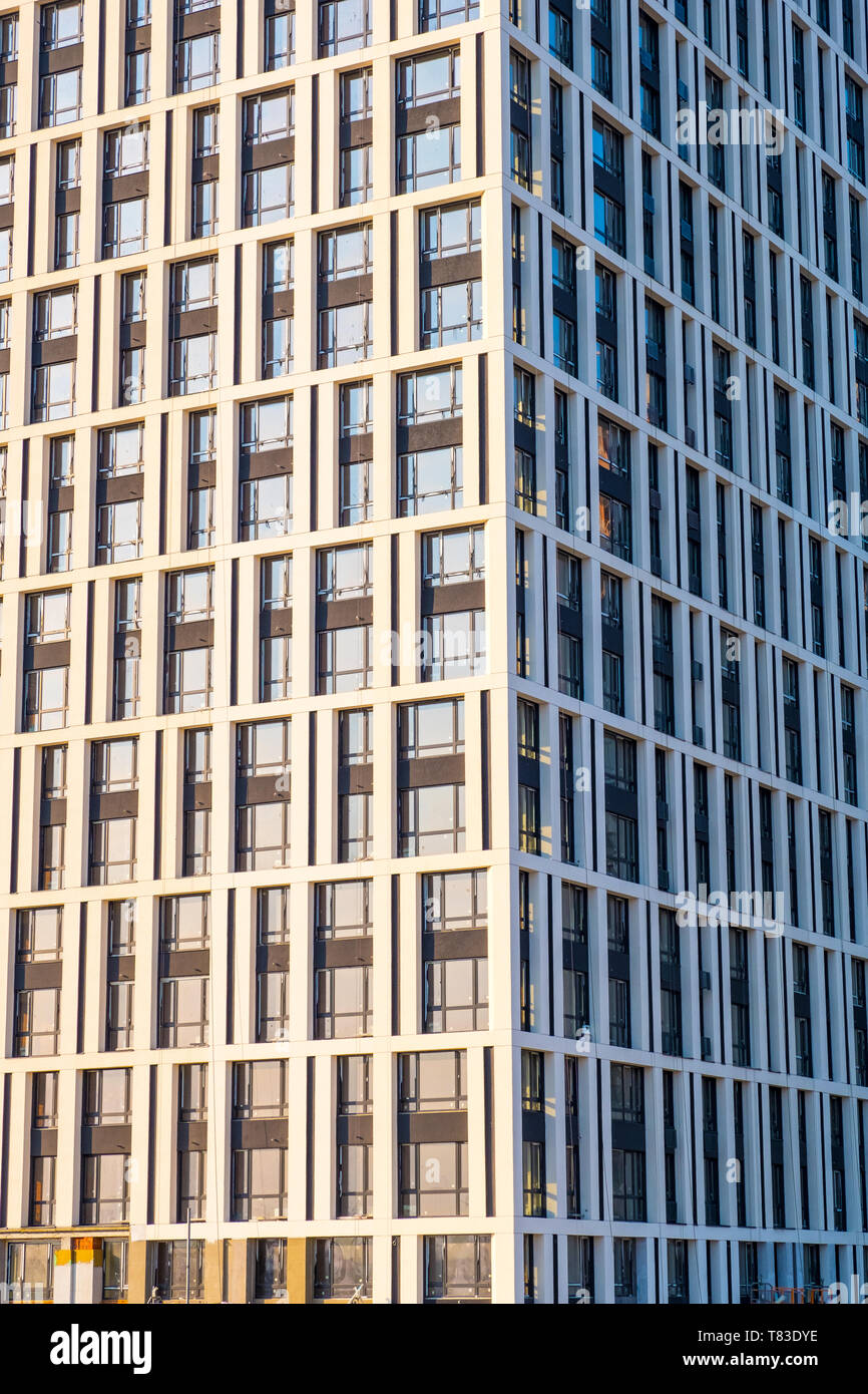 Kiev, Ucraina - 06 Aprile, 2019: Windows di in fase di costruzione un edificio alto e moderno in vetro e calcestruzzo come sfondo astratto Foto Stock