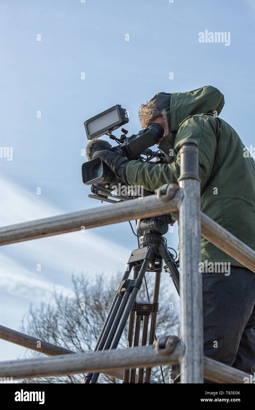Il cameraman TV catturare un evento di pattinaggio nei Paesi Bassi da un gantry in inverno Foto Stock