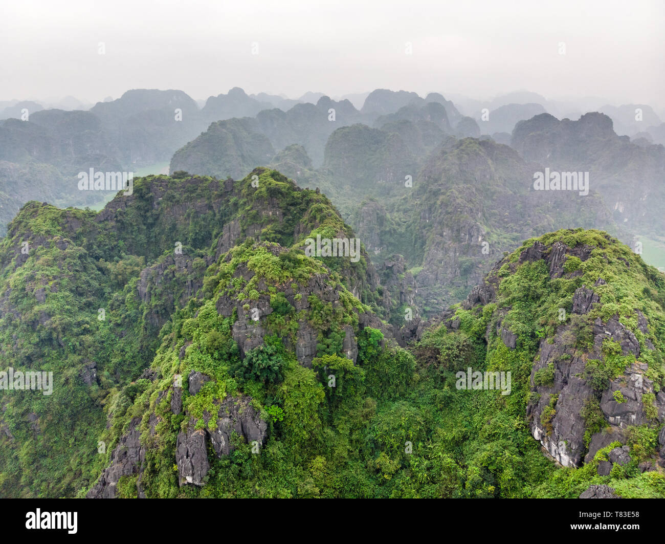 Vista aerea di montagne, Ninh Binh provincia, Vietnam Foto Stock